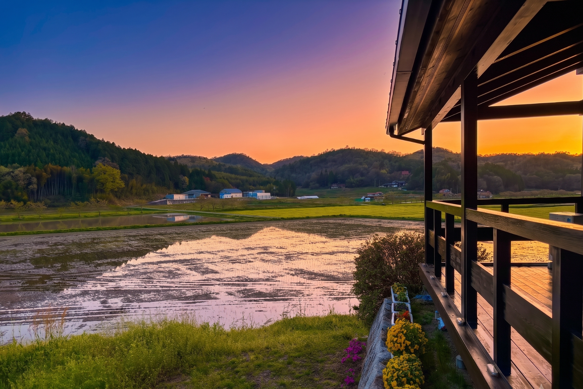 夕暮れに染まる世羅高原の田園とウッドデッキ