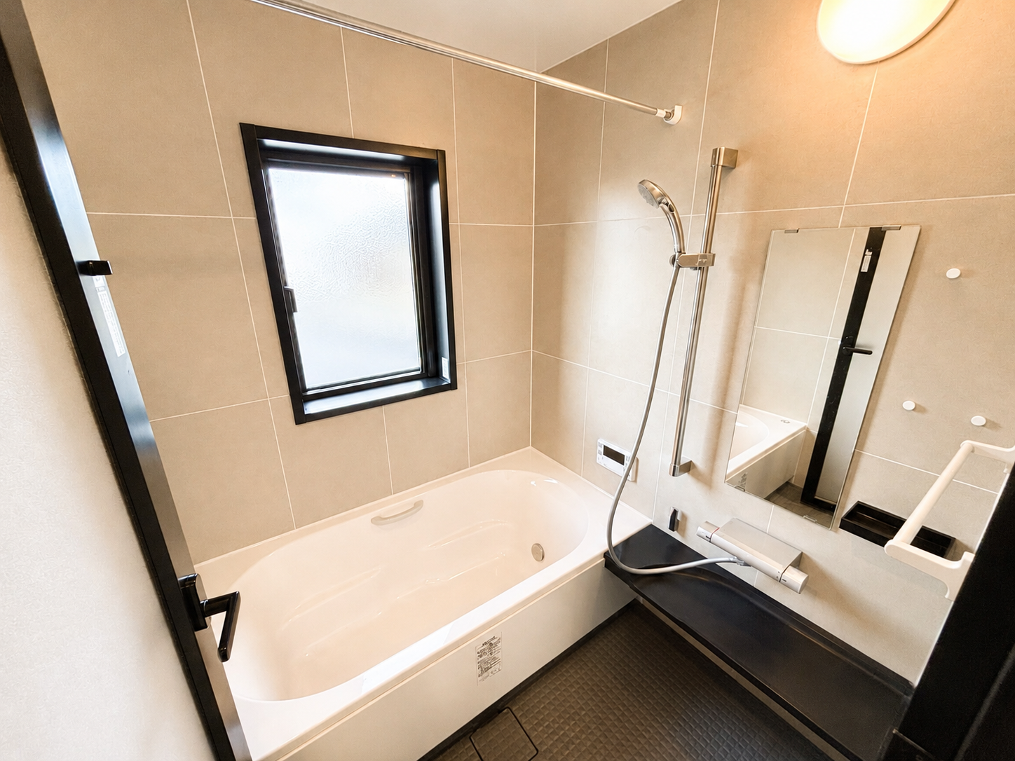 Bathroom with an automatic-fill bathtub